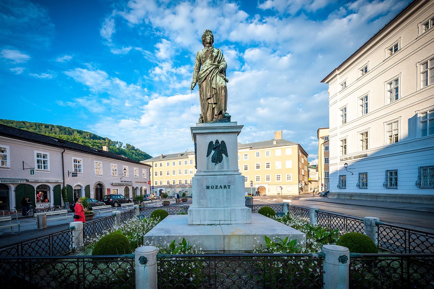 Mozartplatz statue in Salzburg © Tourismus Salzburg GmbH.