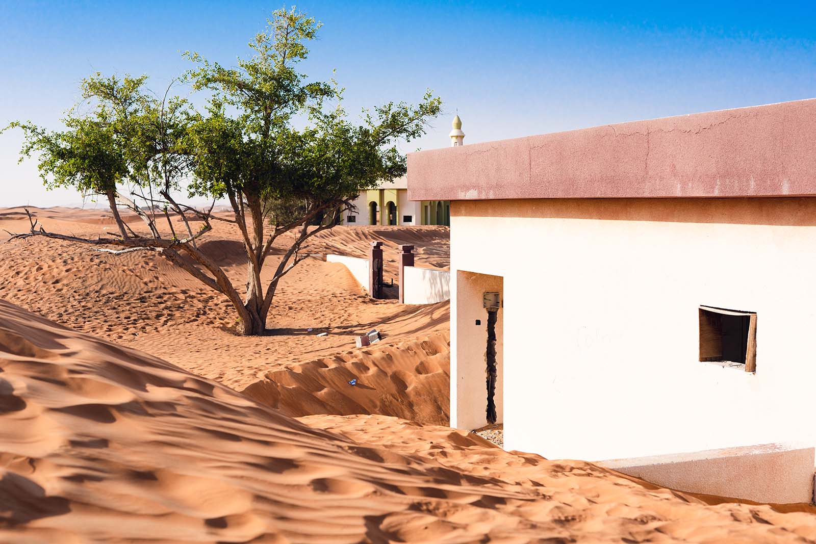 Abandoned house in the Sharjah’s desert © Shutterstock