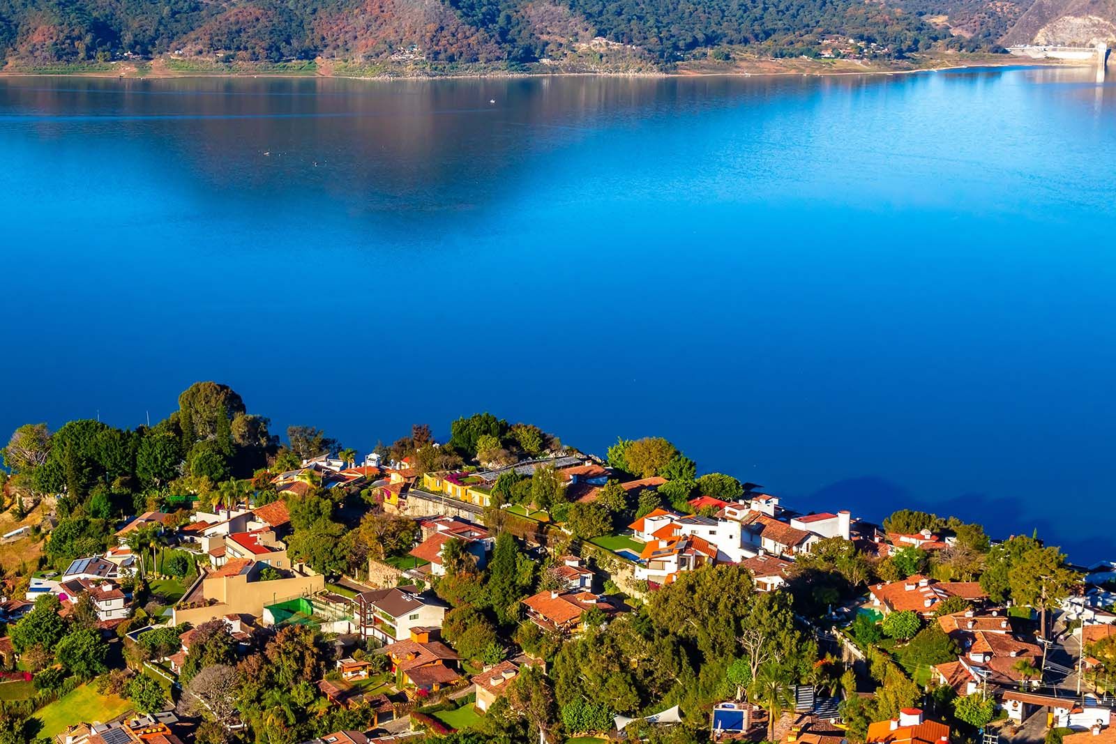Lake in the morning seen from the rock in Valle de Bravo state of Mexico © Shutterstock
