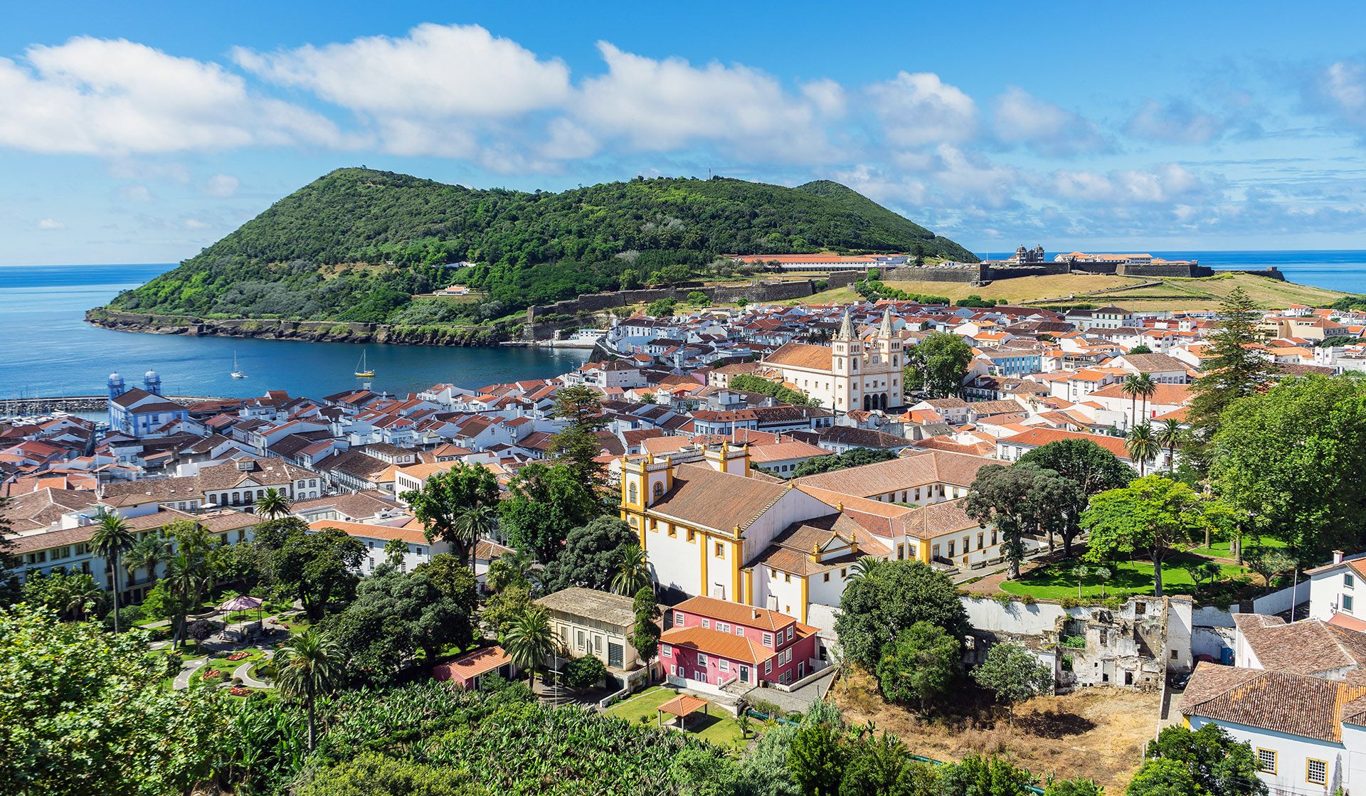 Angra do Heroismo z Alto da Memoria, Terceira, Azores, Portugal © Francesco Bonino/Shutterstock