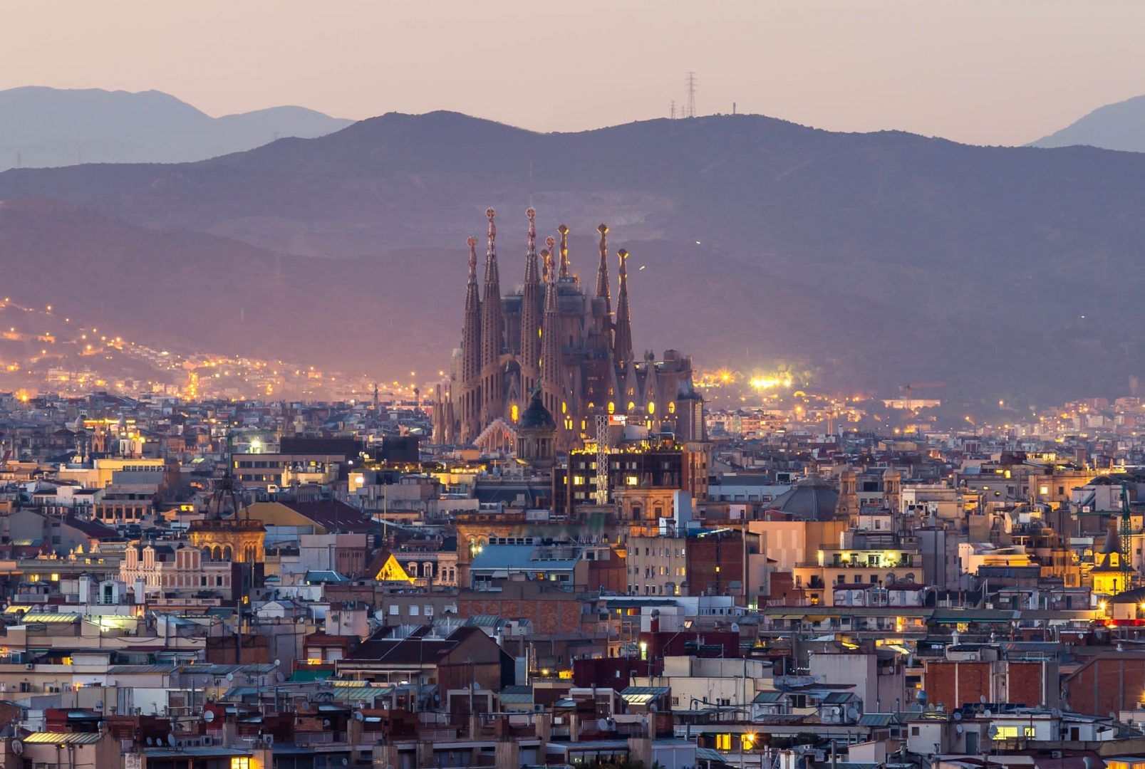 barcelona-sagrada-familia-shutterstock_691677589