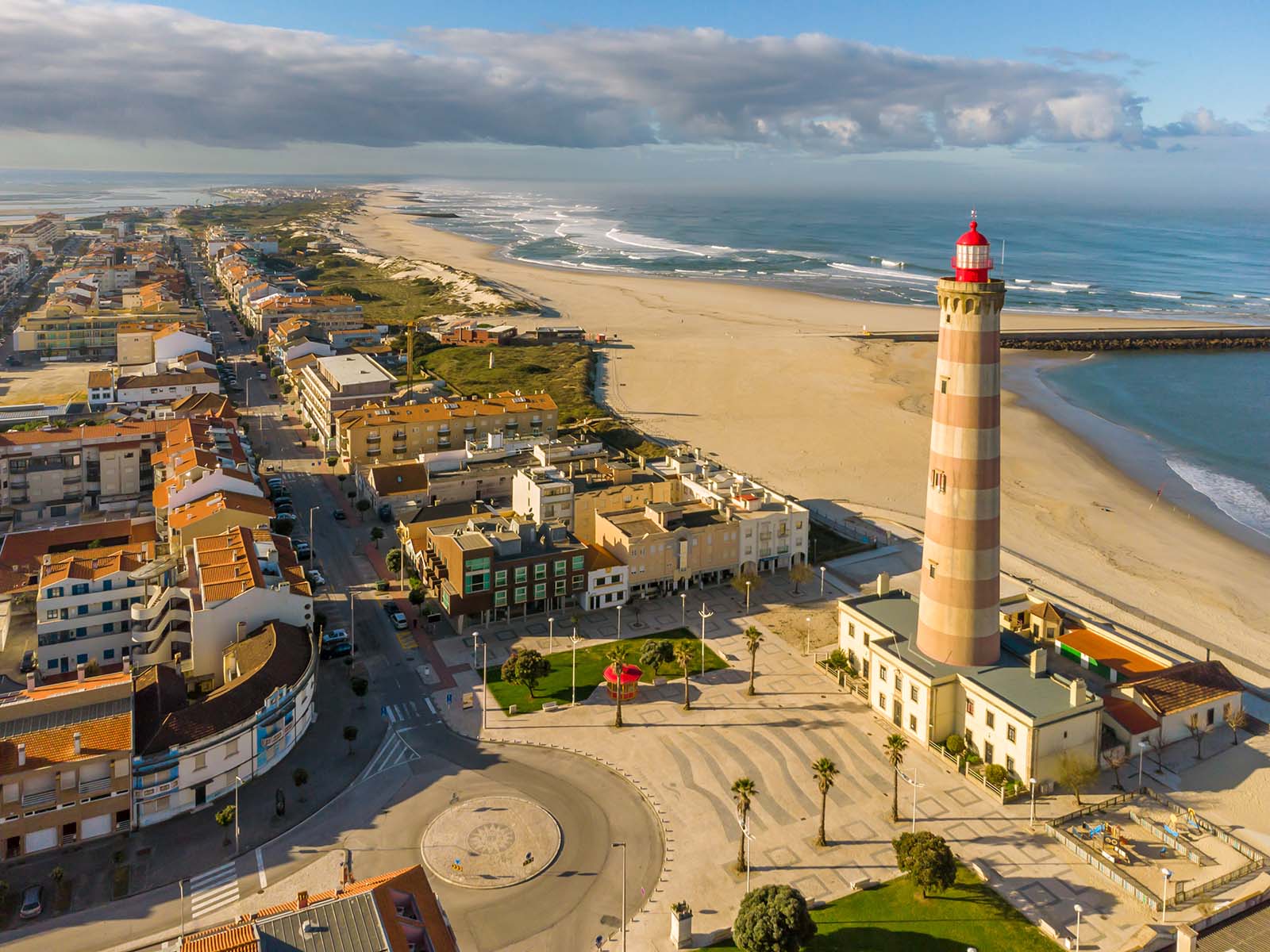 Lighthouse from Barra beach in Ílhavo, Portugal © Shutterstock