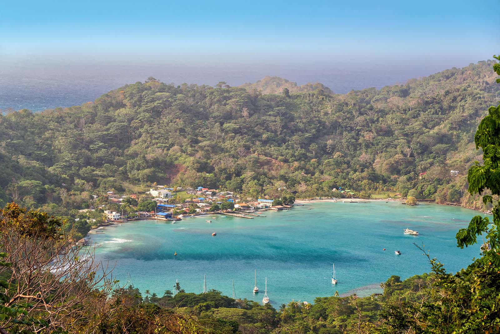 View of the turquoise bay of Sapzurro near Capurgana, Colombia © Shutterstock