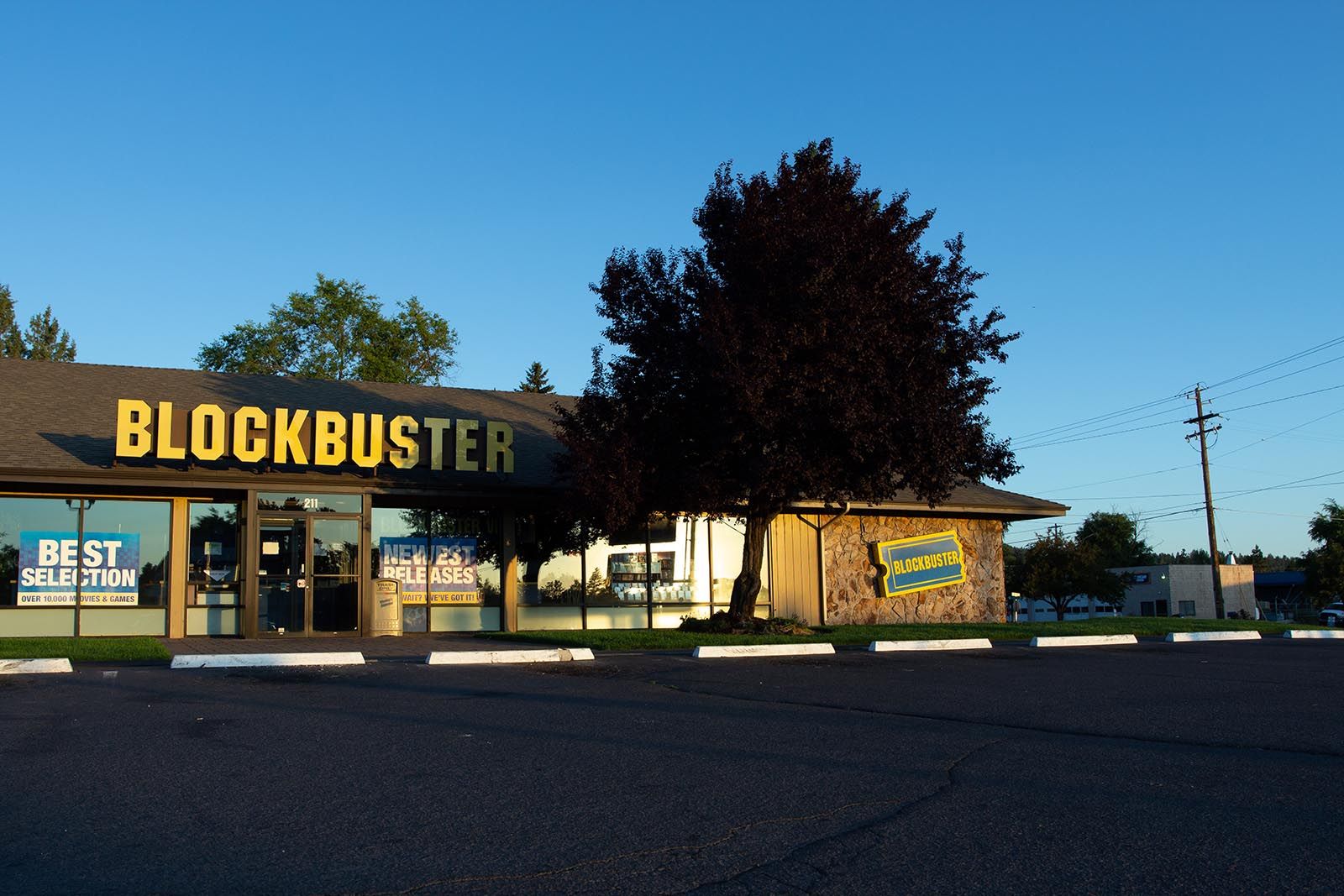 Exterior view of the last Blockbuster Video Store in the world © Shutterstock