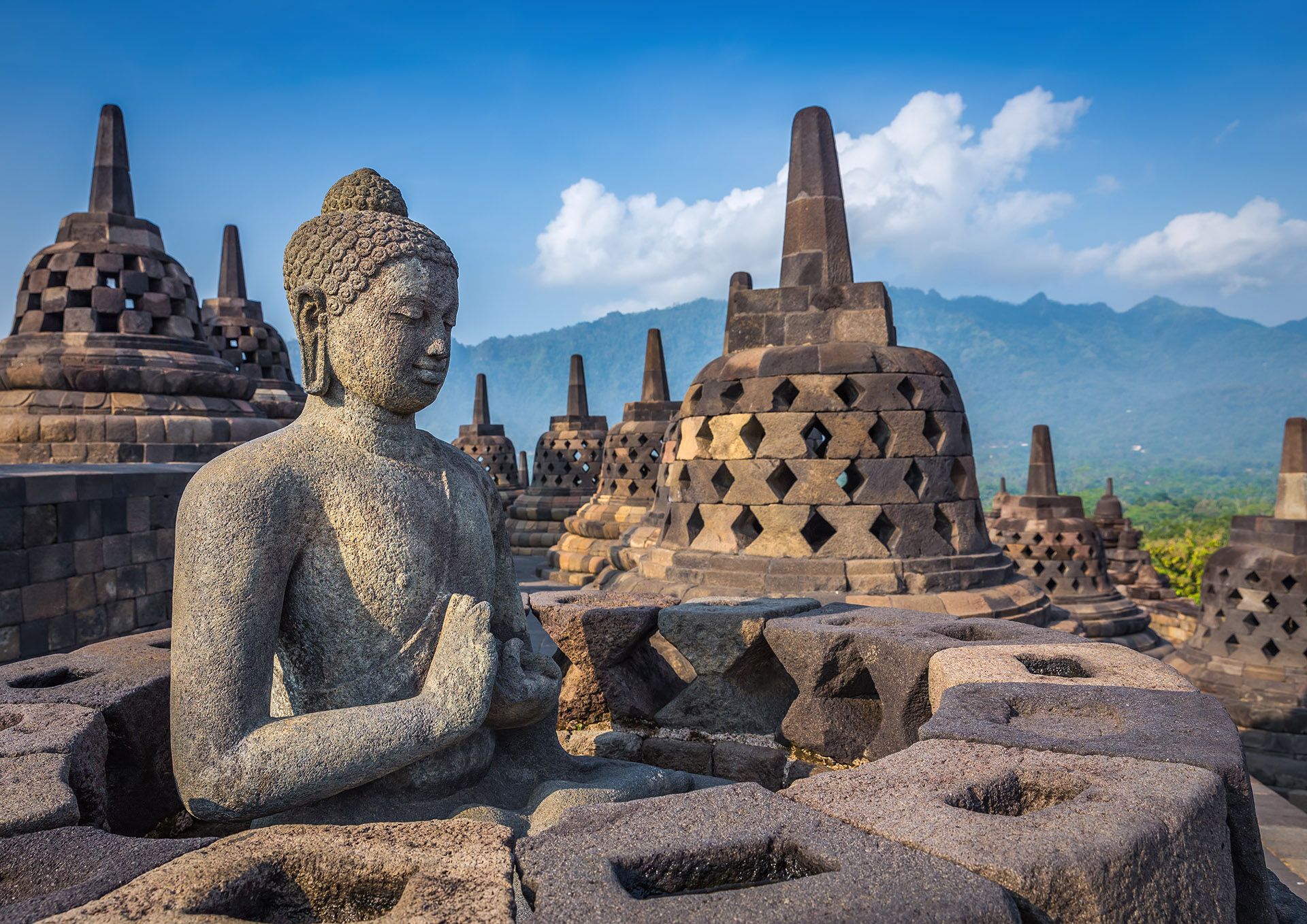 Borobudur, Java - Indonesia © Bule Sky Studio/Shutterstock