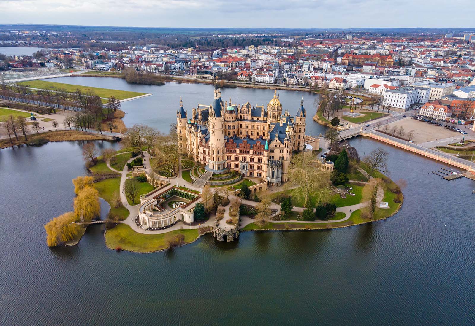 Aerial view of Castle building Schwerin (Germany) © Shutterstock