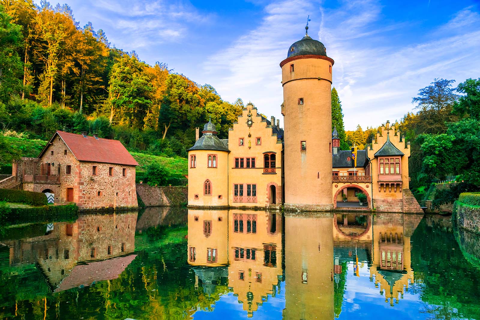 Beautiful romantic castle Mespelbrunn in Germany © Shutterstock