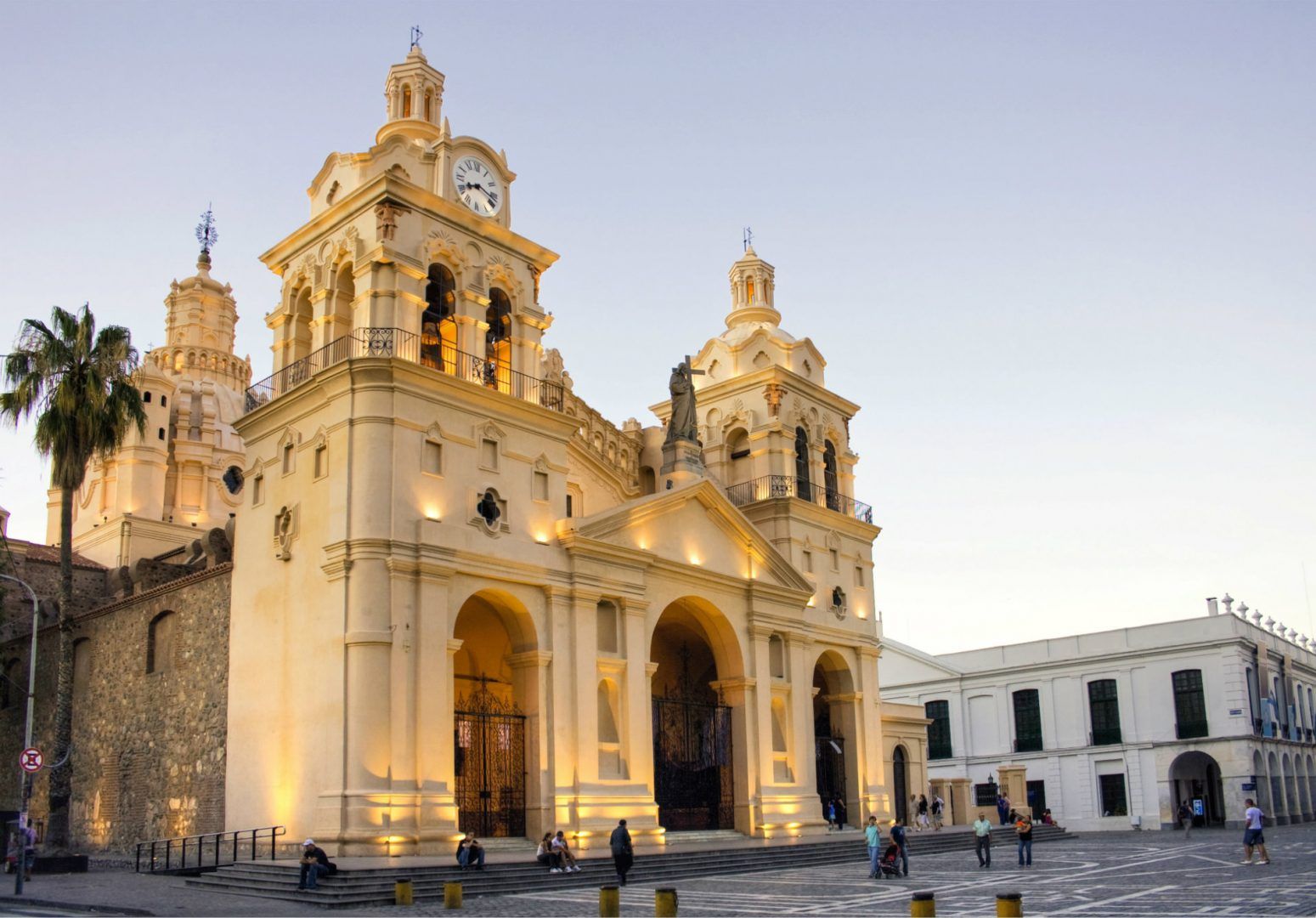 catedral-y-cabildo-de-cordoba-argentina-shutterstock_109253744