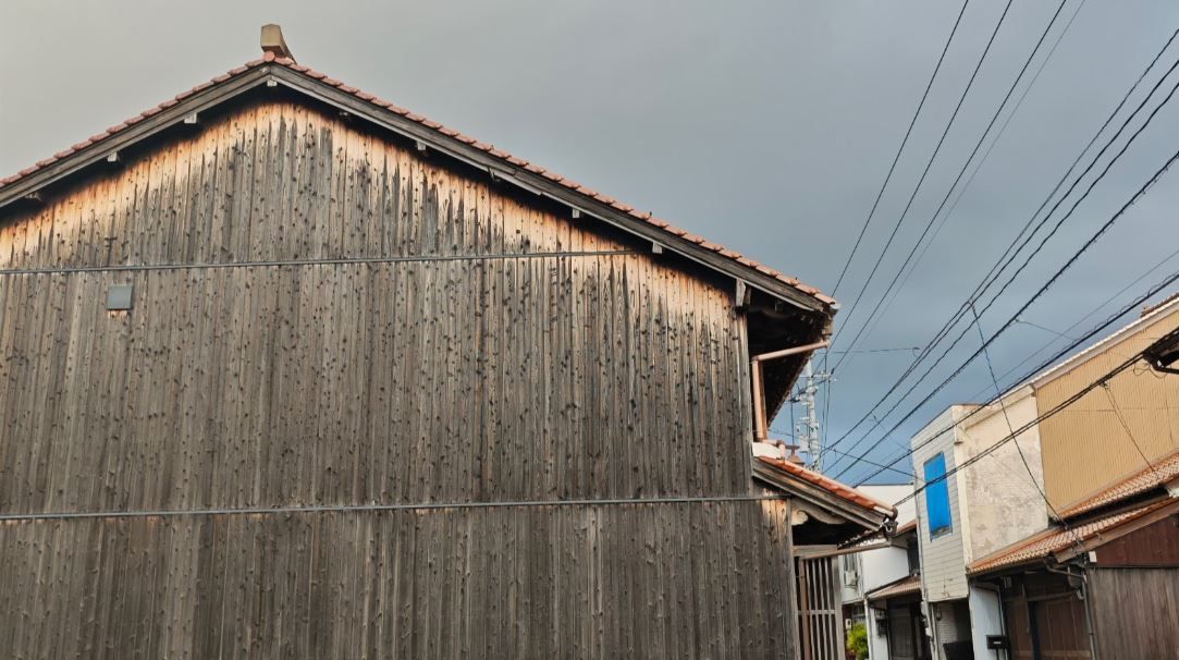 Yakisugi technique on side of a bulding © Dre Roelandt
