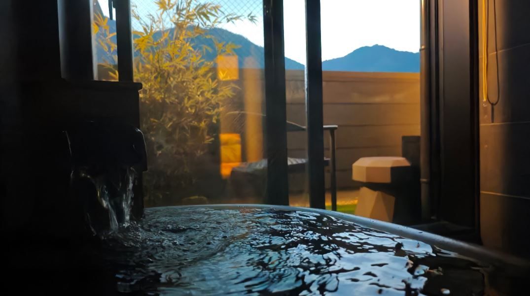 Yutorelo Tsuwano private bath at sunrise Japan © Dre Roelandt