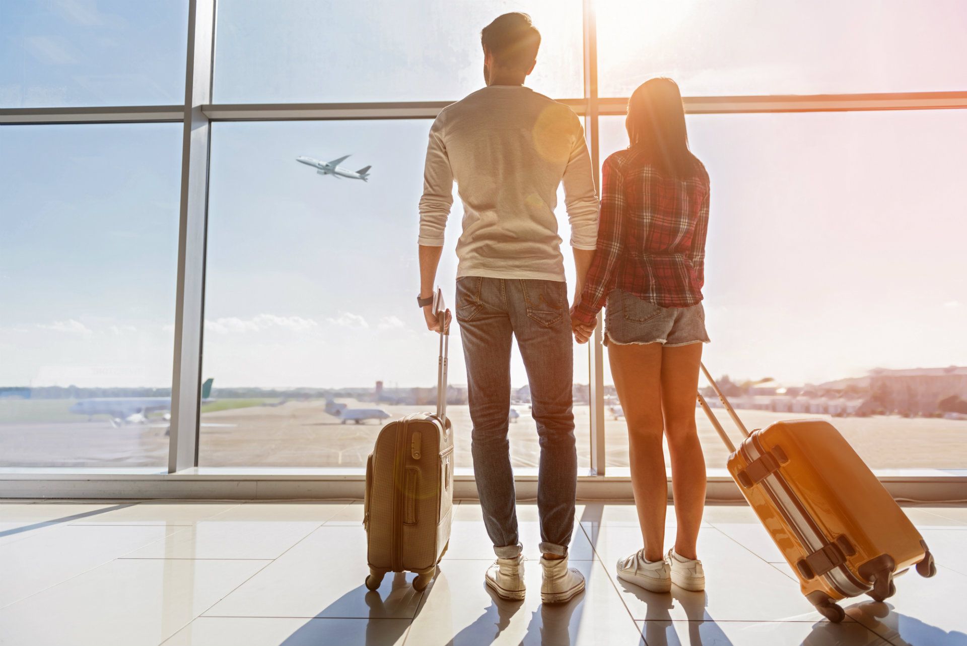 couple-love-travel-airport-shutterstock_506777557