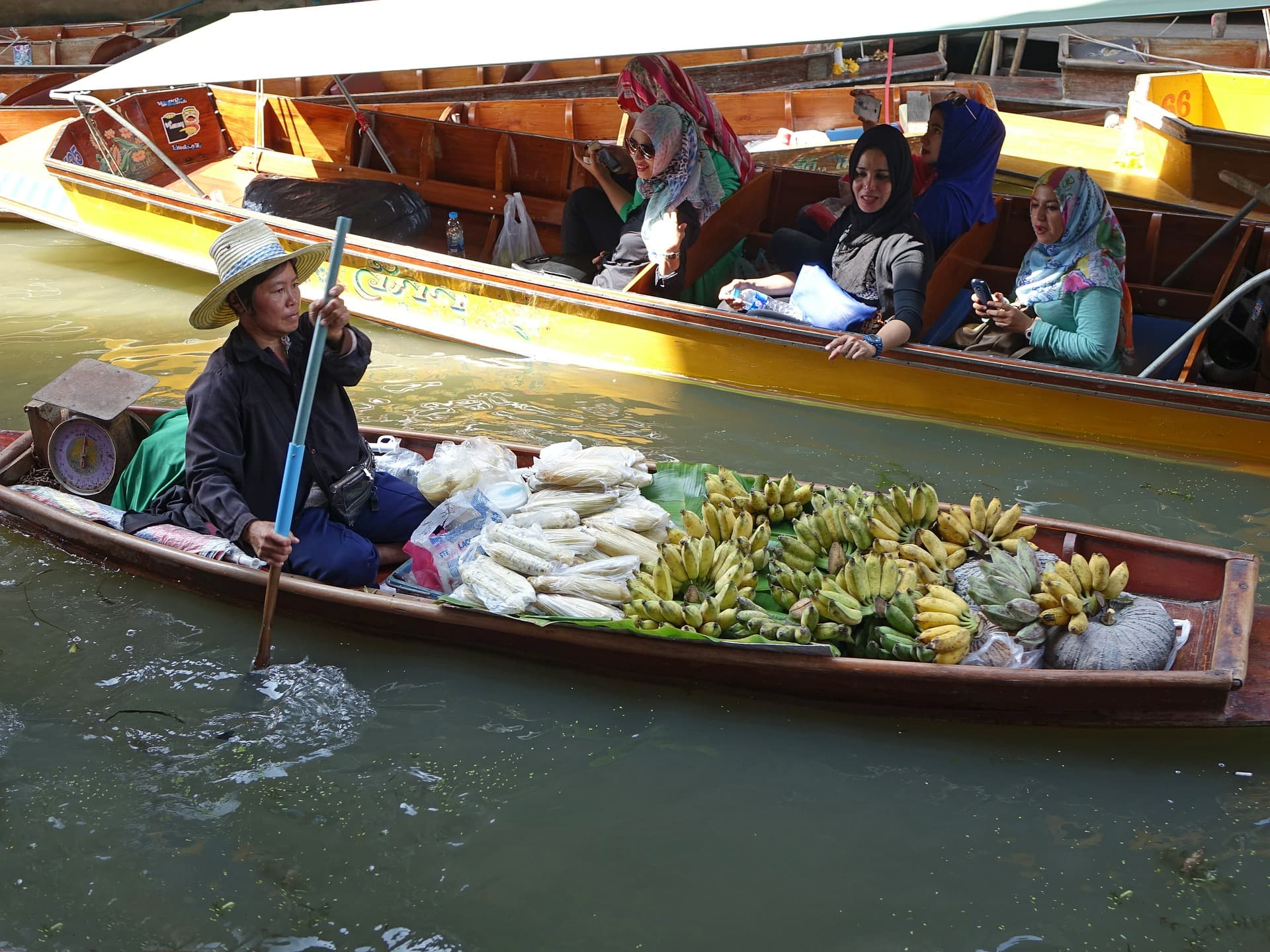 damnoen-saduak-floating-market-546271/
