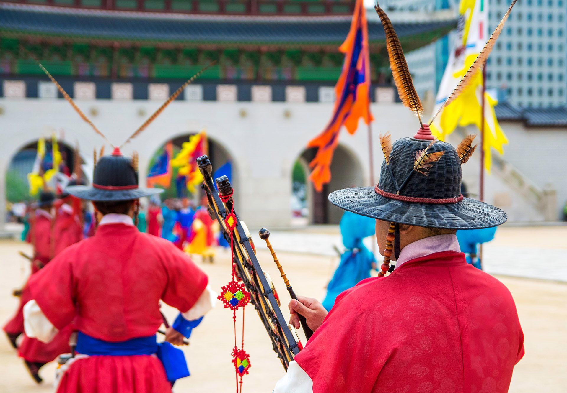 Traditional ceremony of Guard Changing at the Deoksugung Palace in Seoul, South Korea © OlegGr/Shutterstock