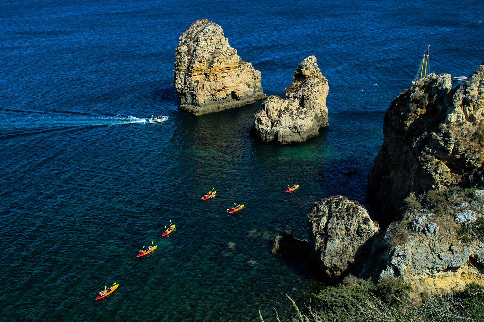 Kayak around Lagos cliffs © Shutterstock