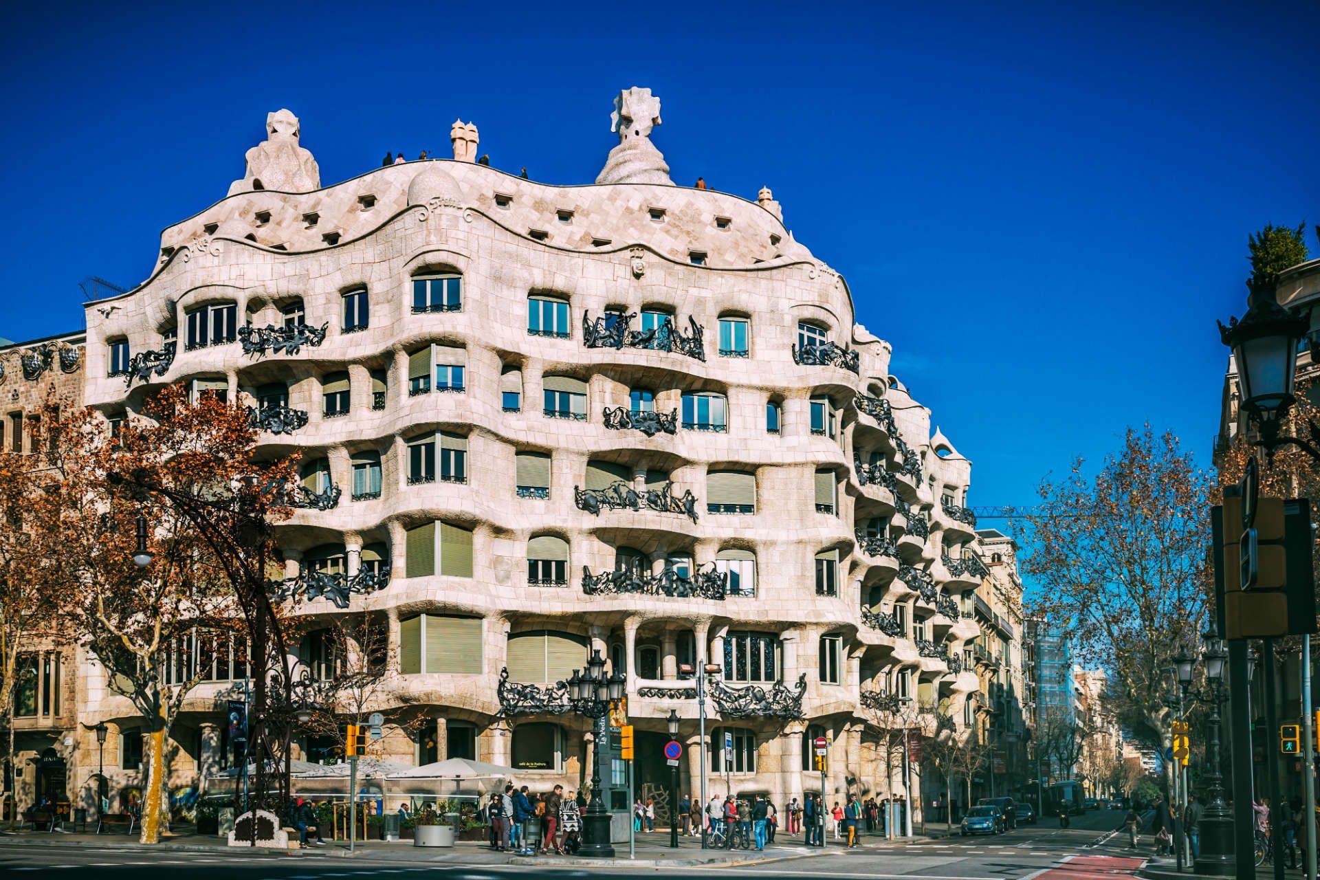 Спроектированная антонио. Антонио Гауди, casa Mila (Барселона, Испания). Ла Педрера Гауди. Педрера Гауди Барселона. Дом ла Педрера в Барселоне.