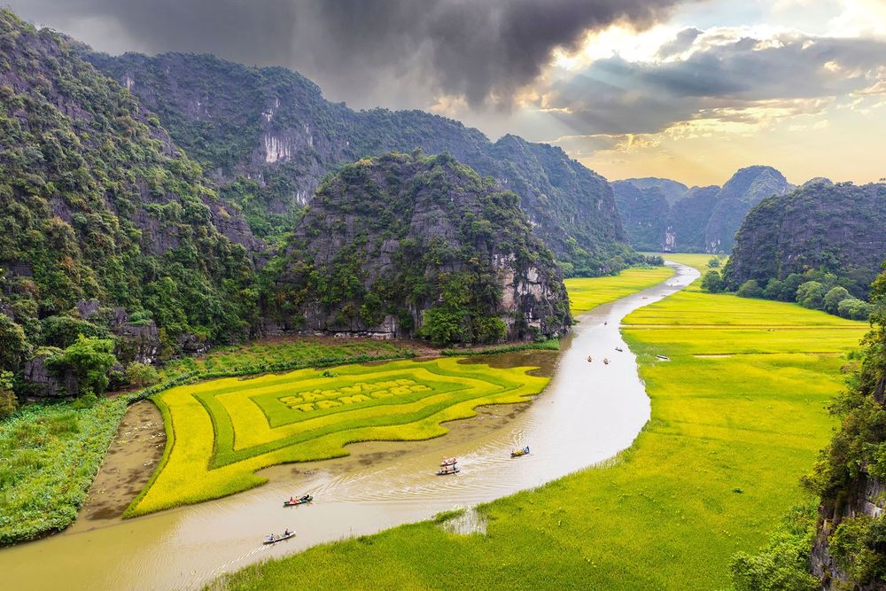 Trang An ( Ninh Binh, Vietnam)- the world heritage site © AdobeStock