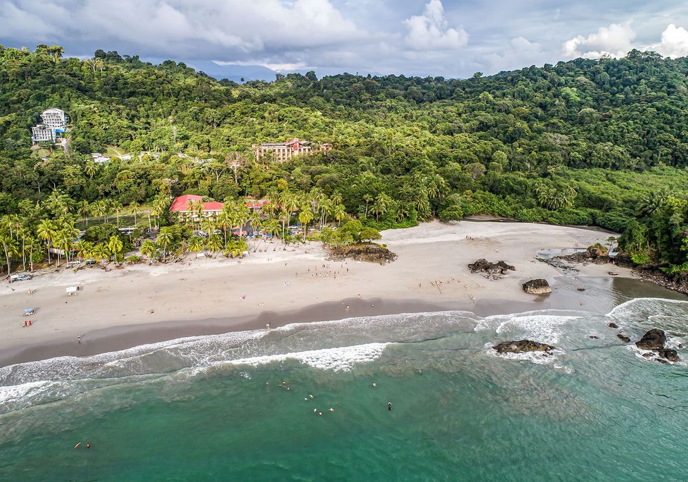 espadilla beach and Coastline near the Manuel Antonio national park, Costa Rica © Shutterstock