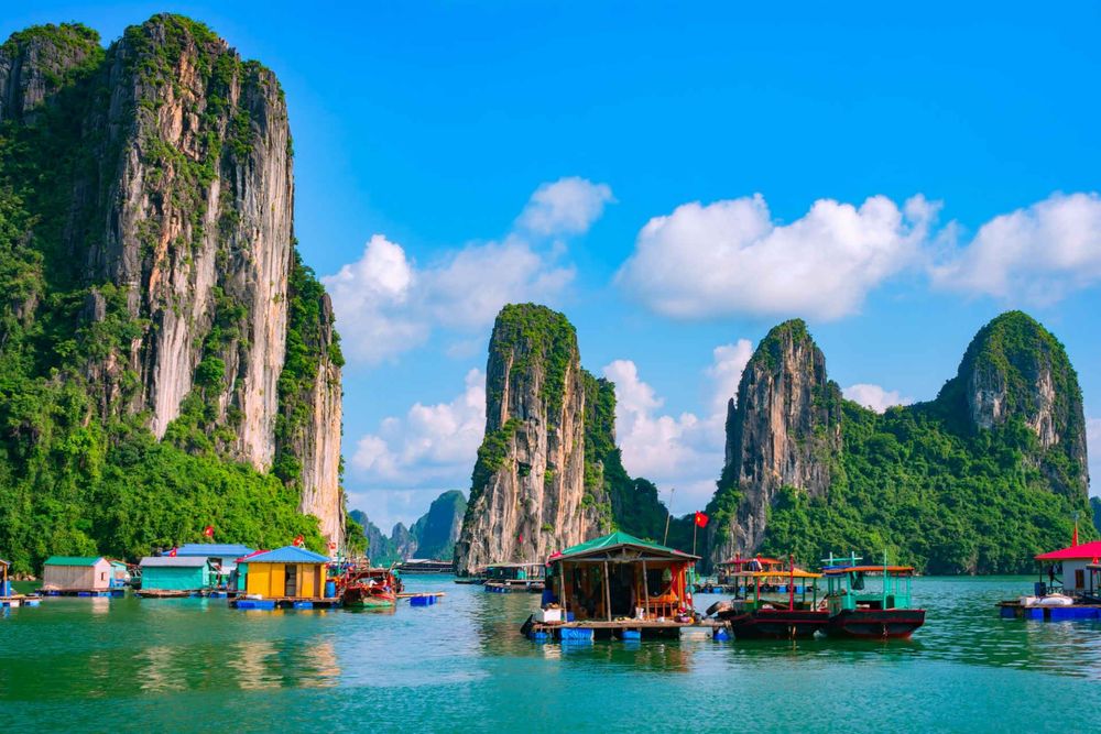 Halong Bay fishing village, Vietnam © Shutterstock