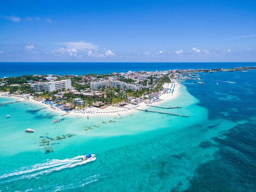 Aerial shot of Playa Norte at Isla Mujeres, island located near Cancun © Shutterstock