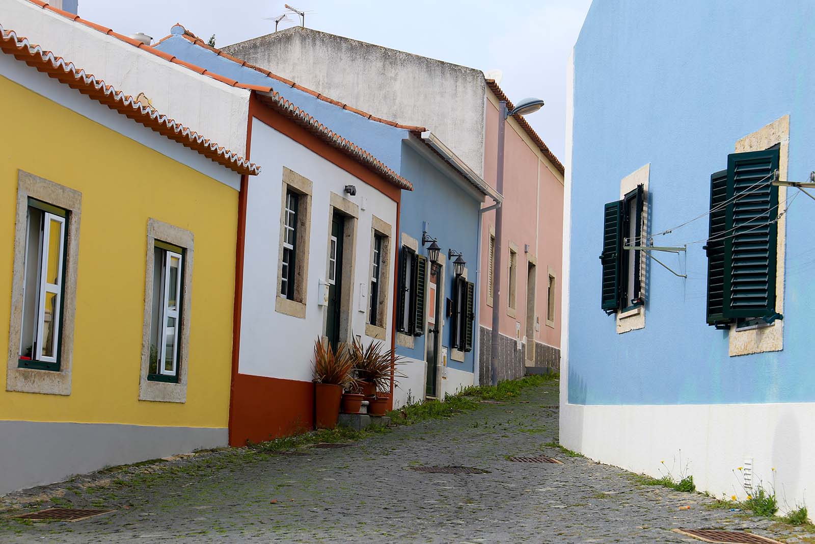 Narrow and colorful cobblestone street, majestic facades, windows and balconies of the old village of Mafra, Portugal © Shutterstock