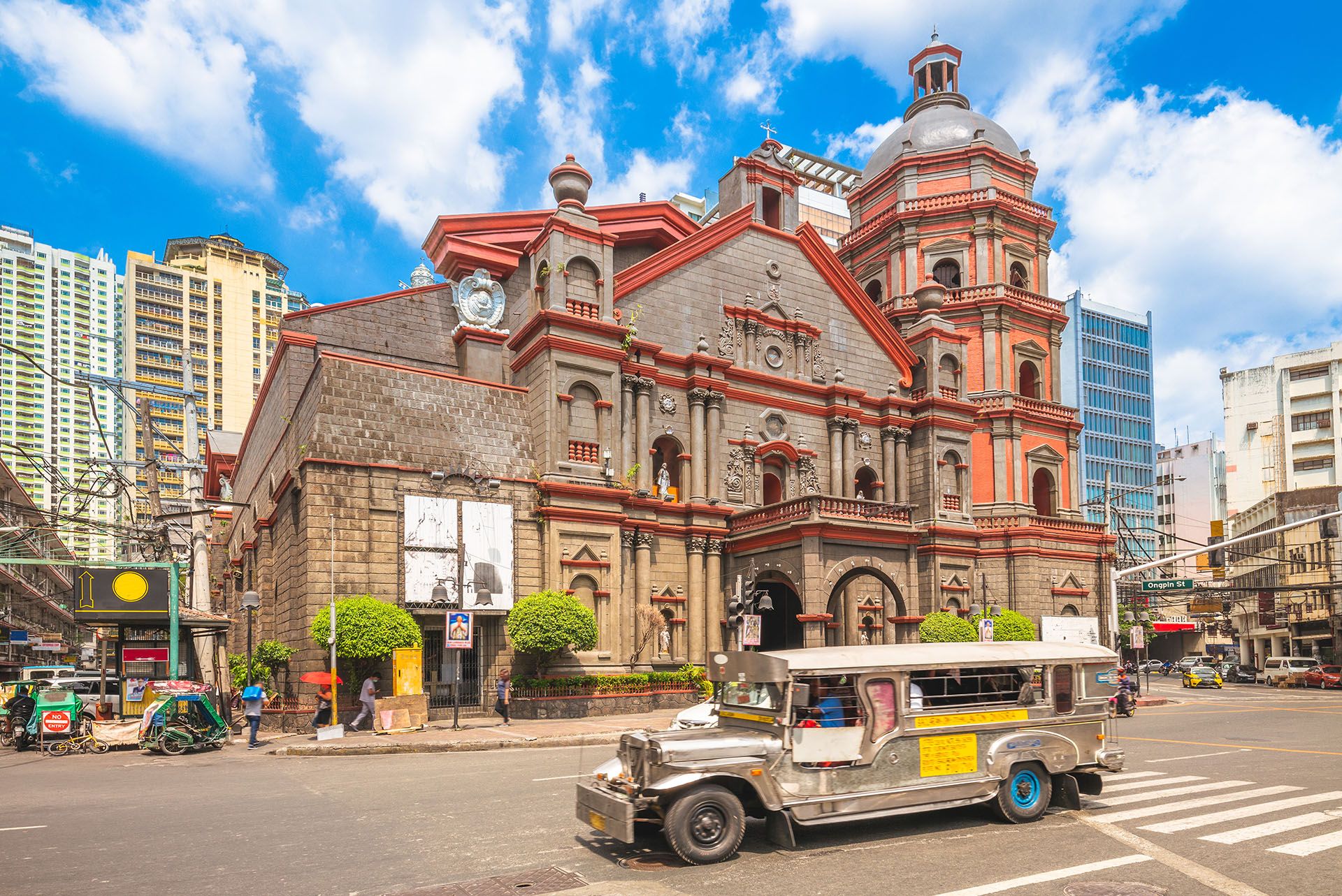 Minor Basilica Saint Lorenzo Ruiz Manila © Richie Chan/Shutterstock