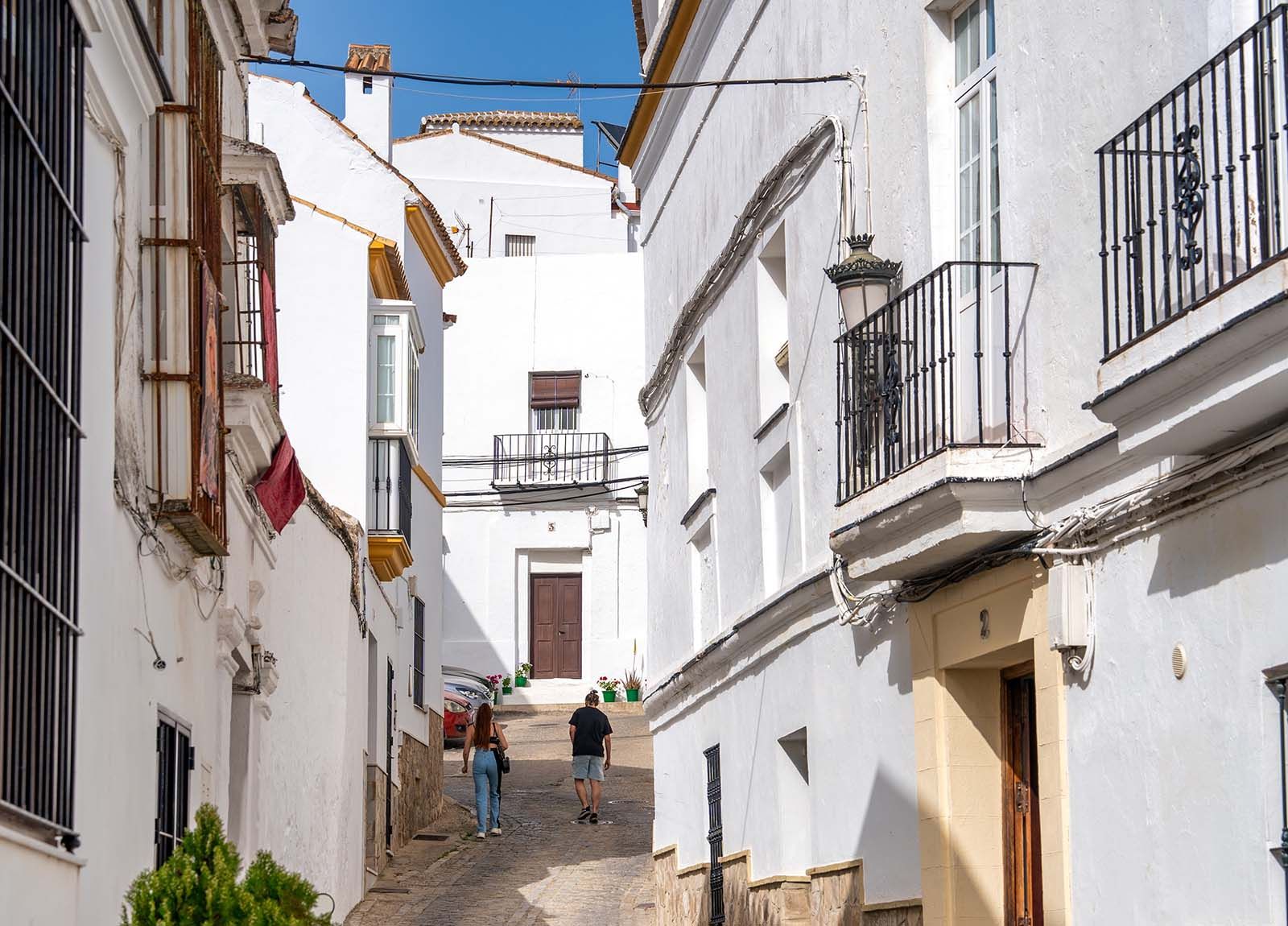 Medina Sidonia. City streets and white homes of the Pueblo Blanco in Andalucia © Shutterstock