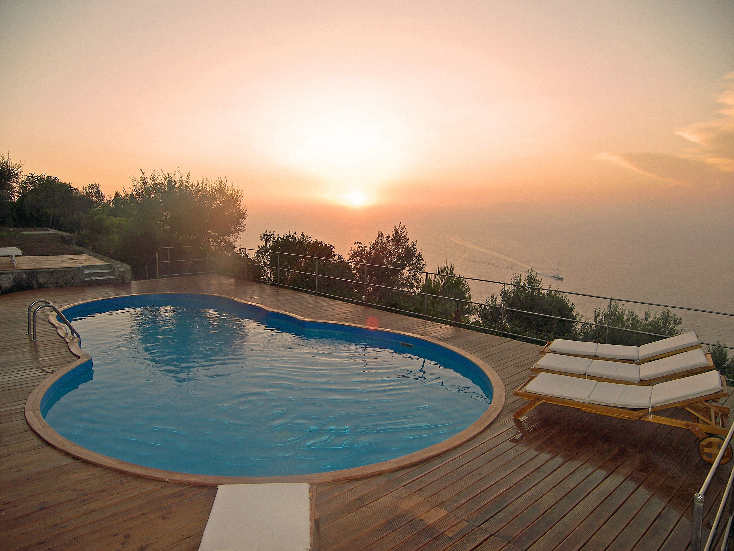 Mito Capri sunset pool, Quality Villas © Shutterstock