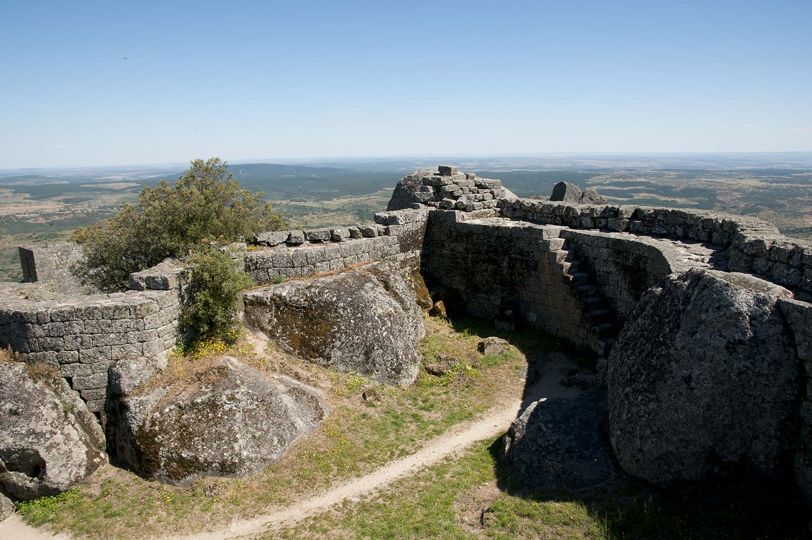 Monsanto Castle Ruins - Portugal © Shutterstock