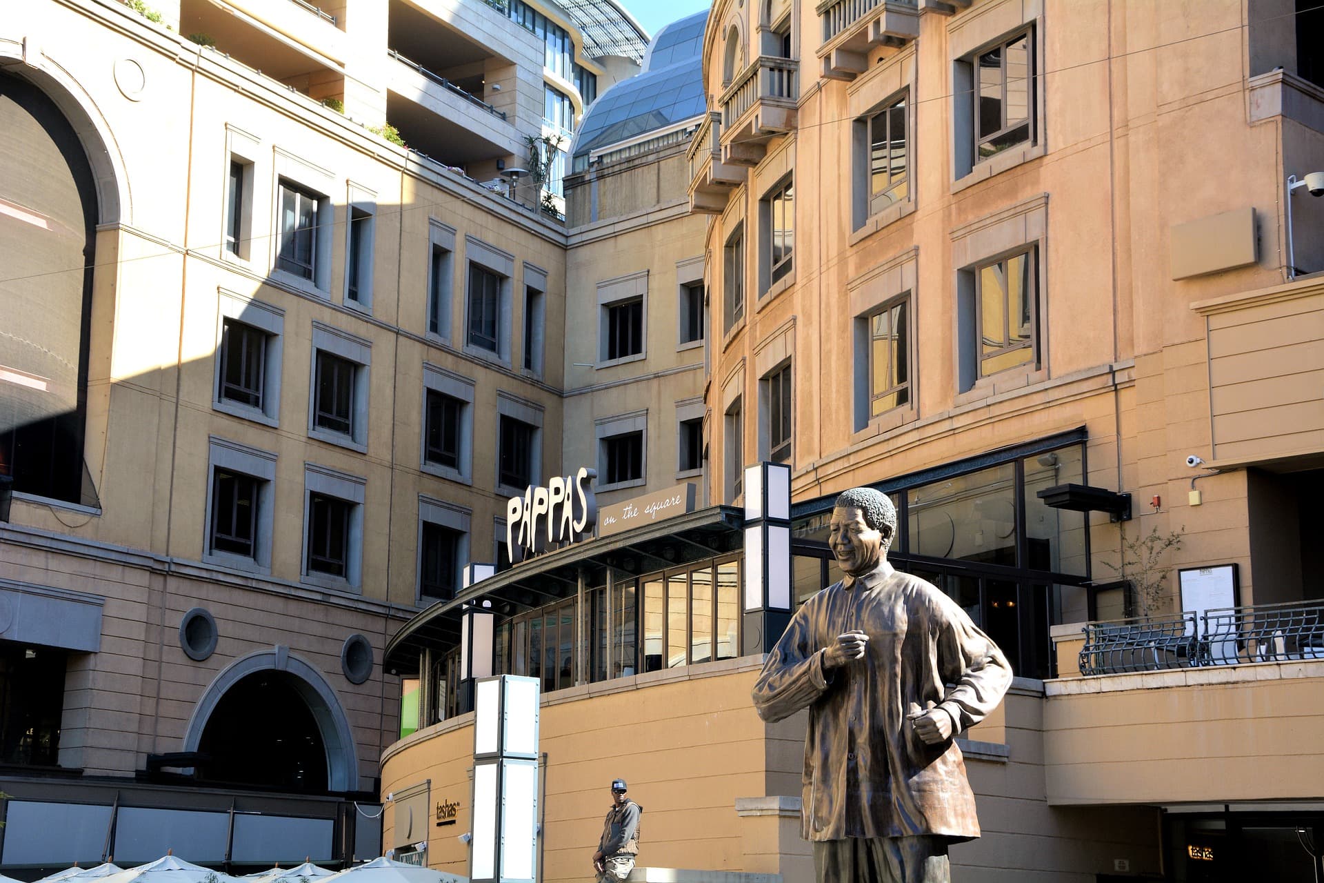 statue
