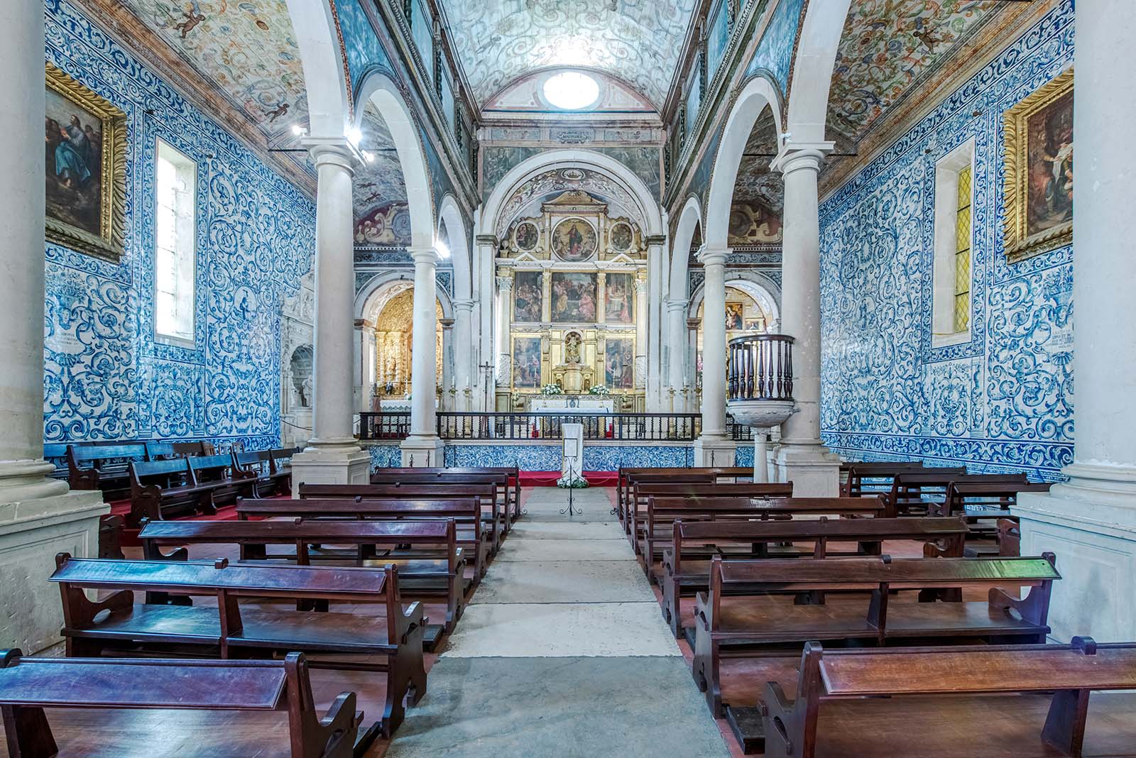 Ornate arches and pews in Iglesia de Santa Maria, Obidos, Leiria, Portugal © Shutterstock
