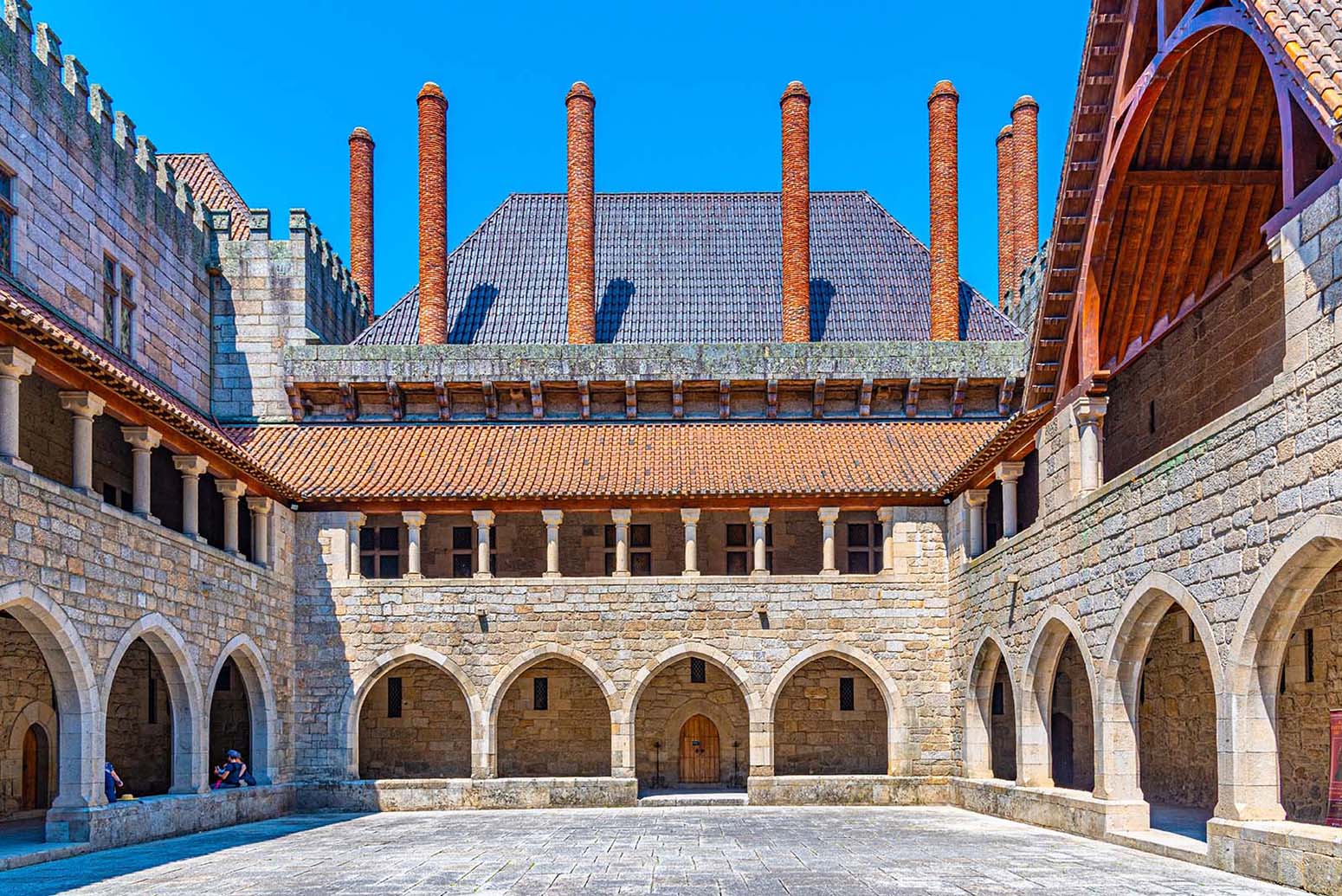 Courtyard of the palace of duques of Braganca in Guimaraes, Portugal © Shutterstock