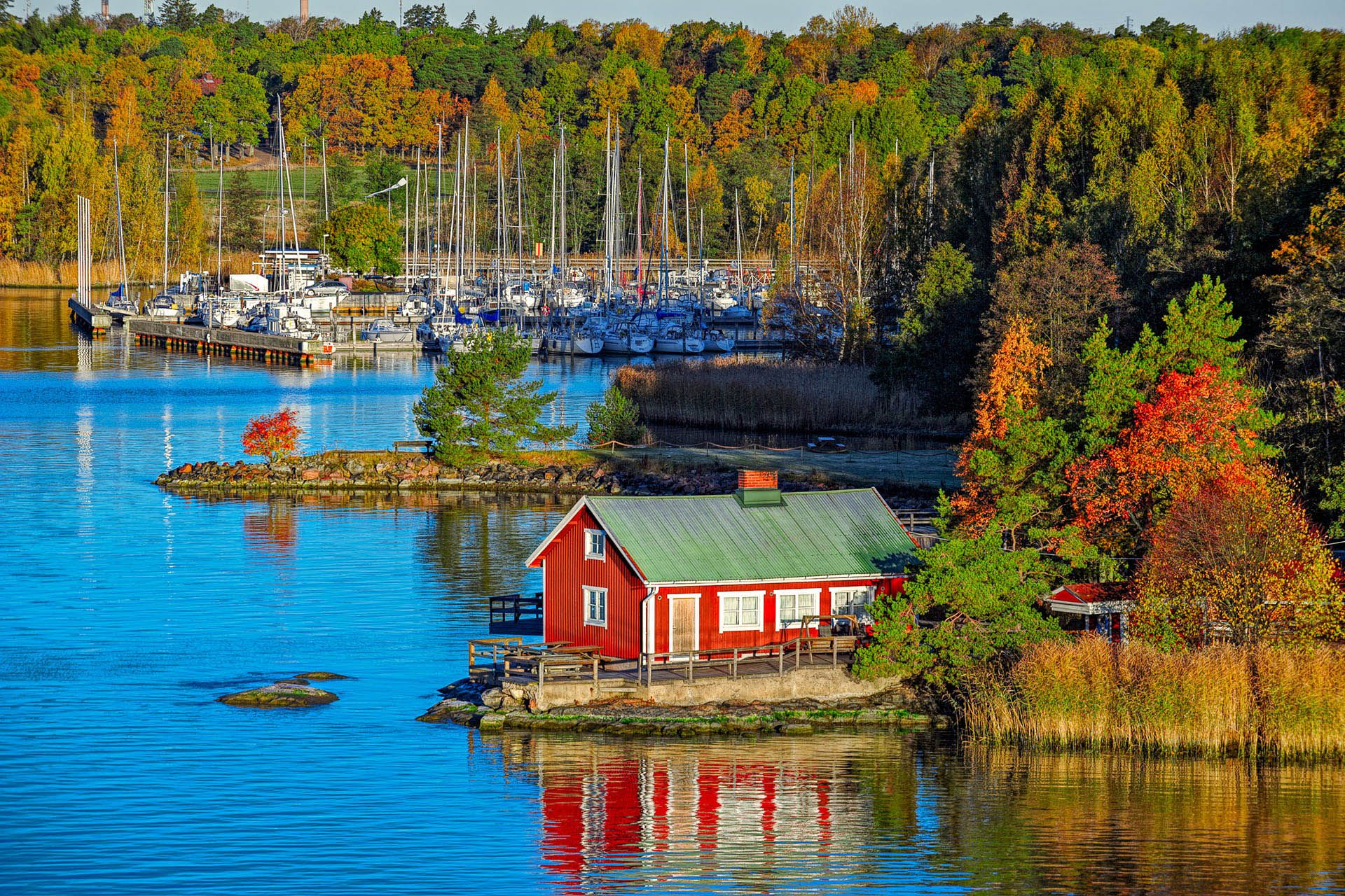 Lake cabin in Ruissalo, Turku, Finland © Igor Grochev/Shutterstock