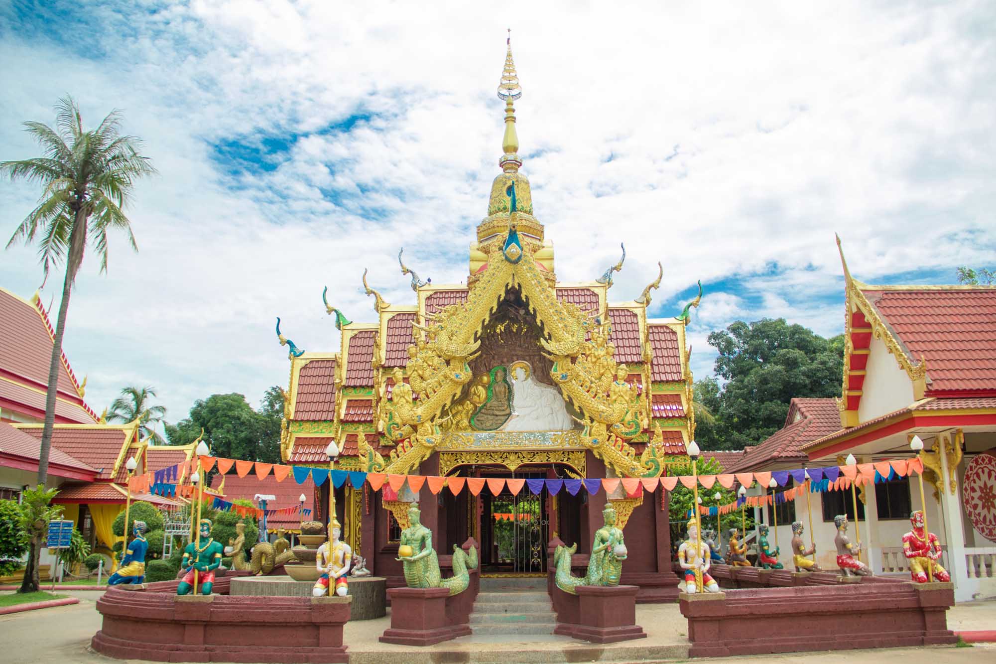 Wat That Mahachai,buddha temple,Thai temple, Wat Phra That Mahachai.