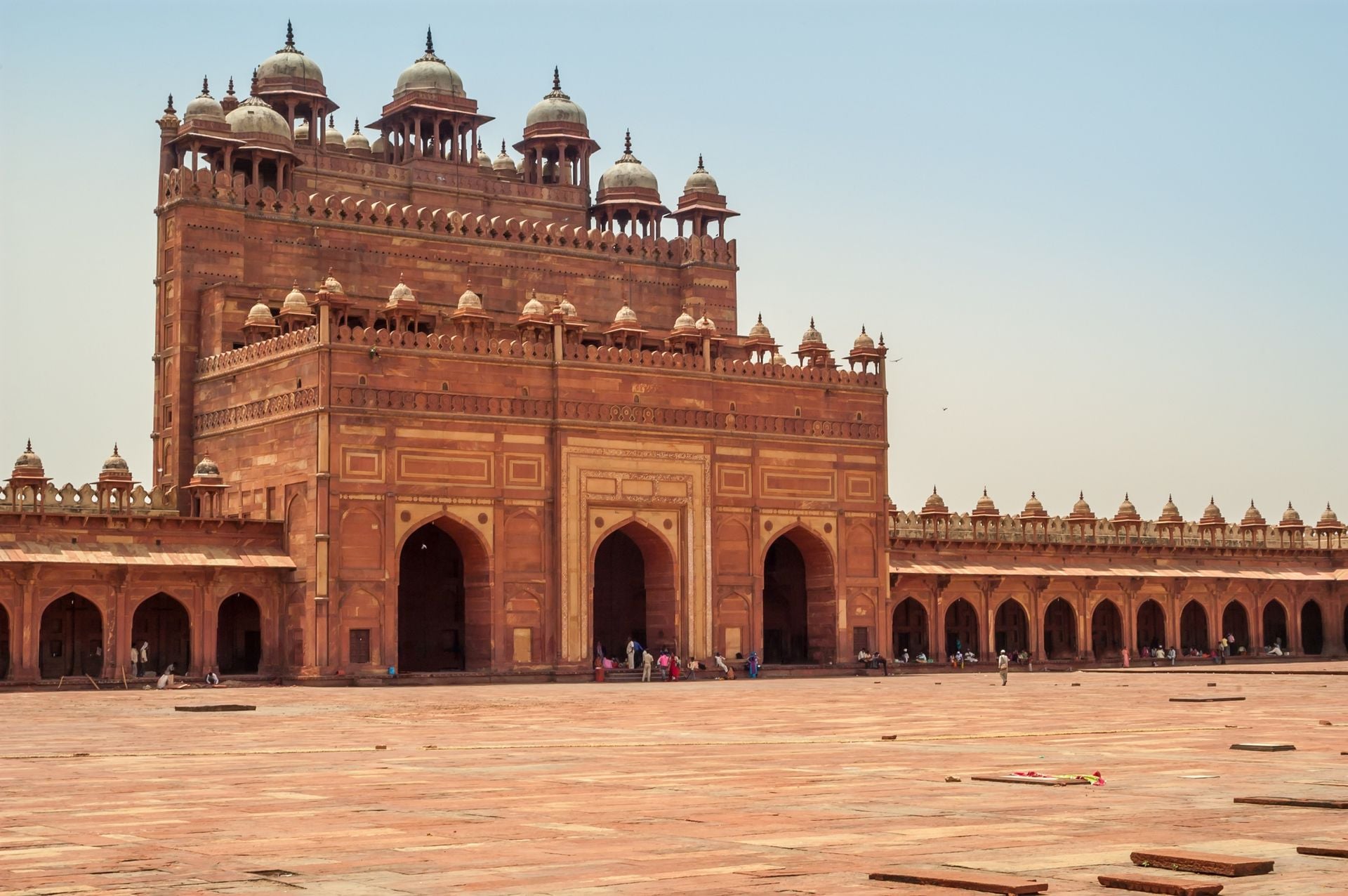 Fatehpur Sikri - Courtyard Palace with TombsFatehpur Sikri - Courtyard Palace with Tombs