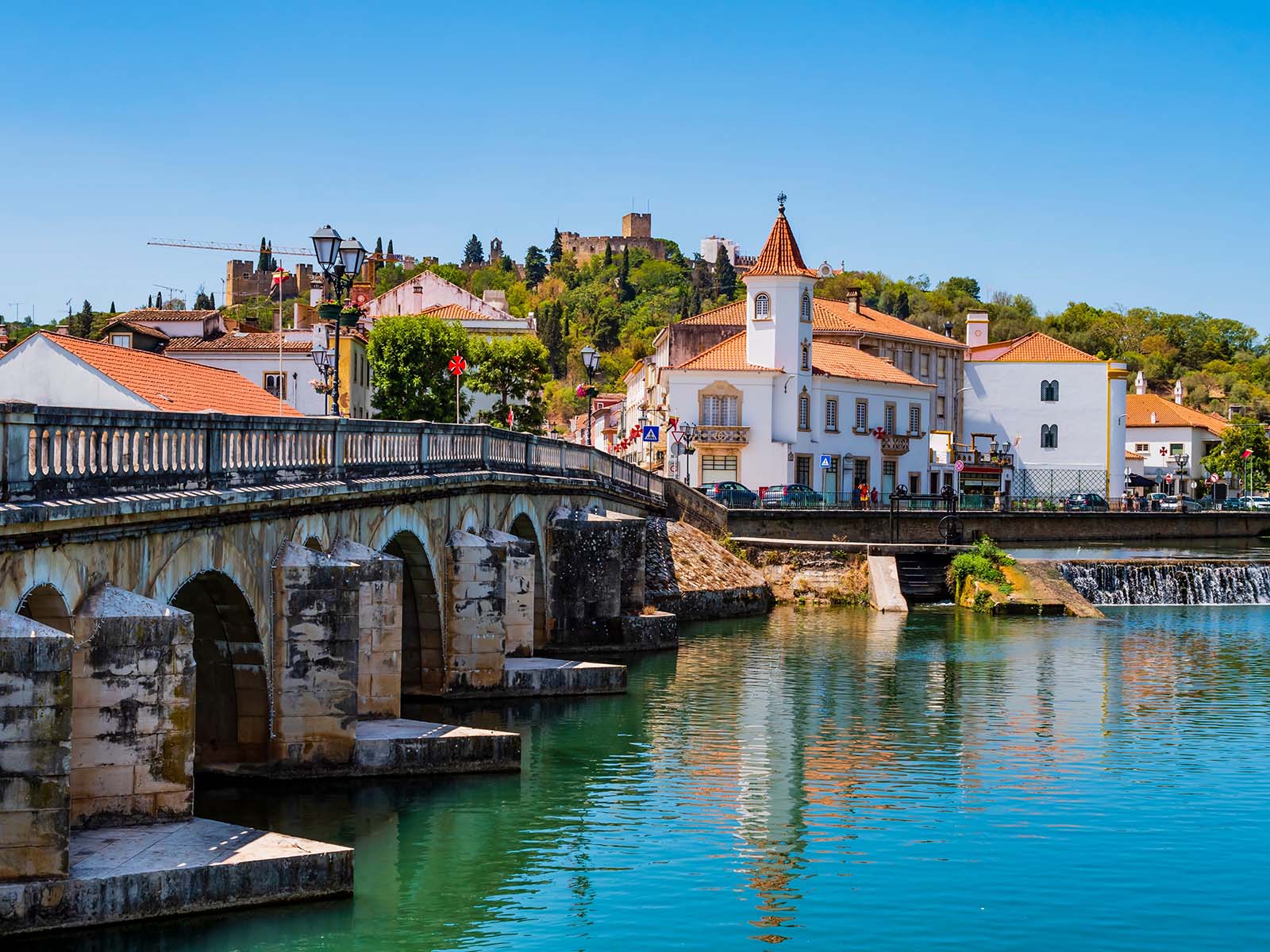 Old bridge (Ponte Vhela) over Nabao river, leading to the historic centre of Tomar © Shutterstock