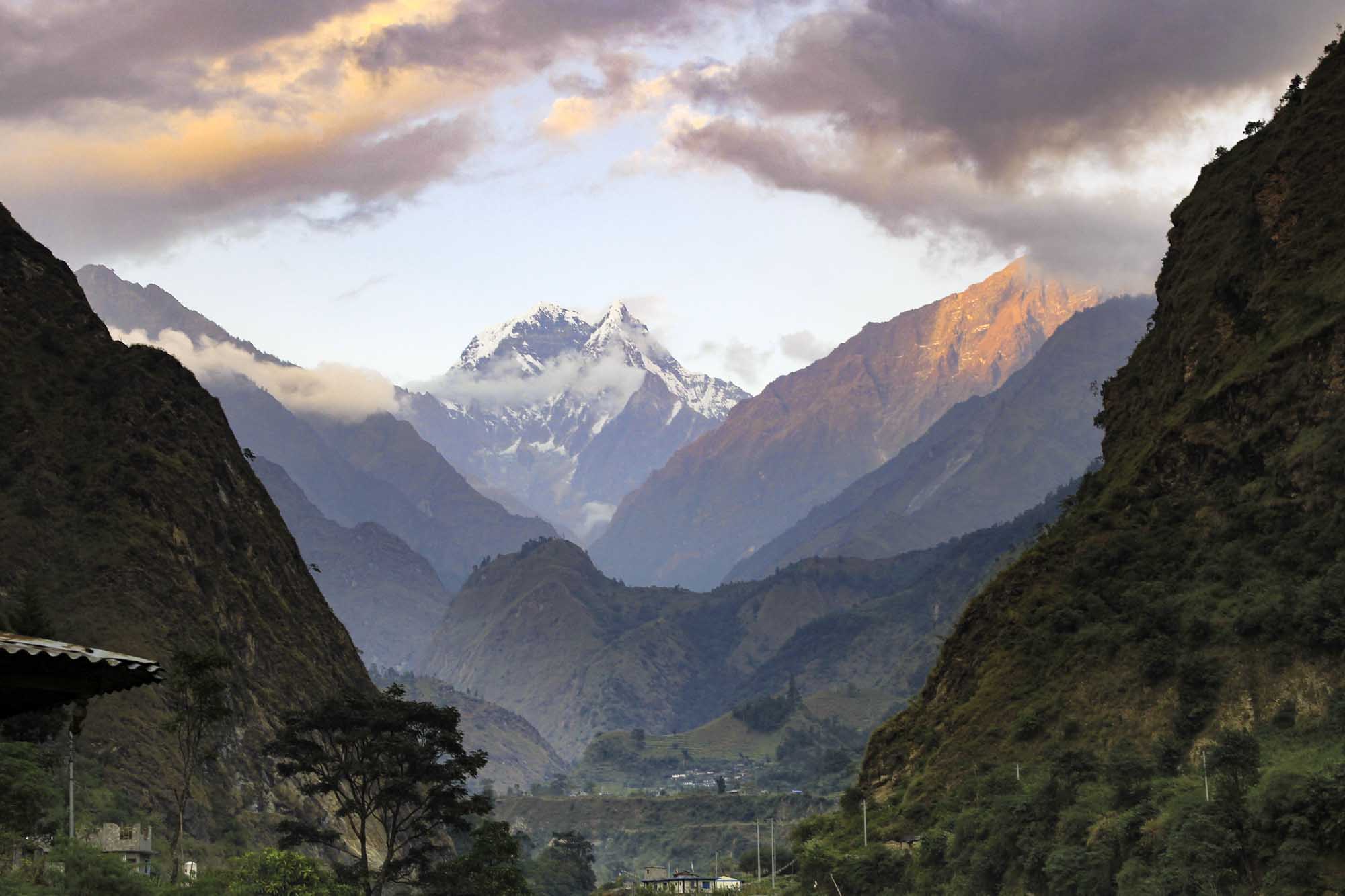 Kali Gandaki Gorge near Tapopani village with Nilgiri peak
