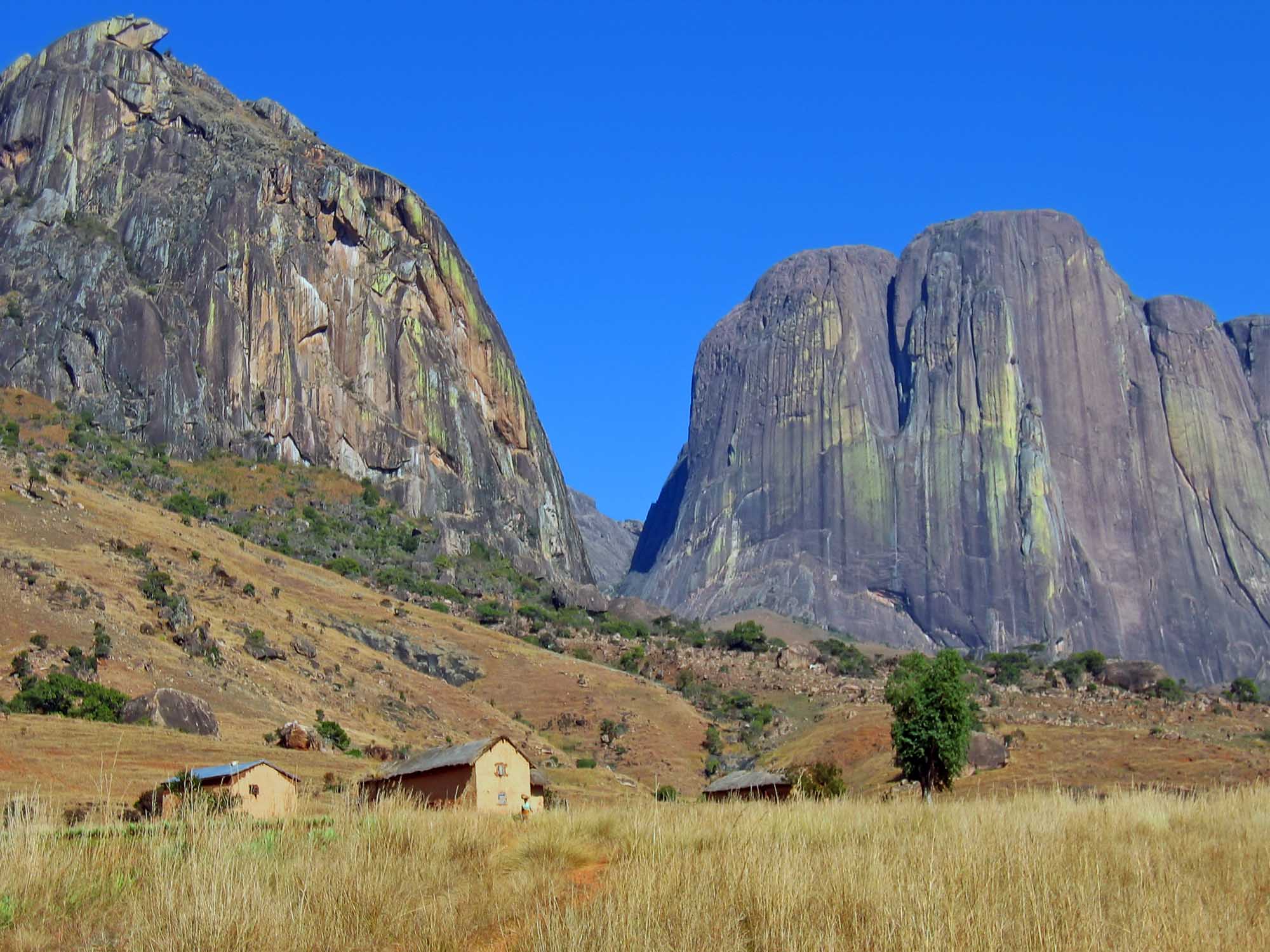 Mountains and savannah - Andringitra park
