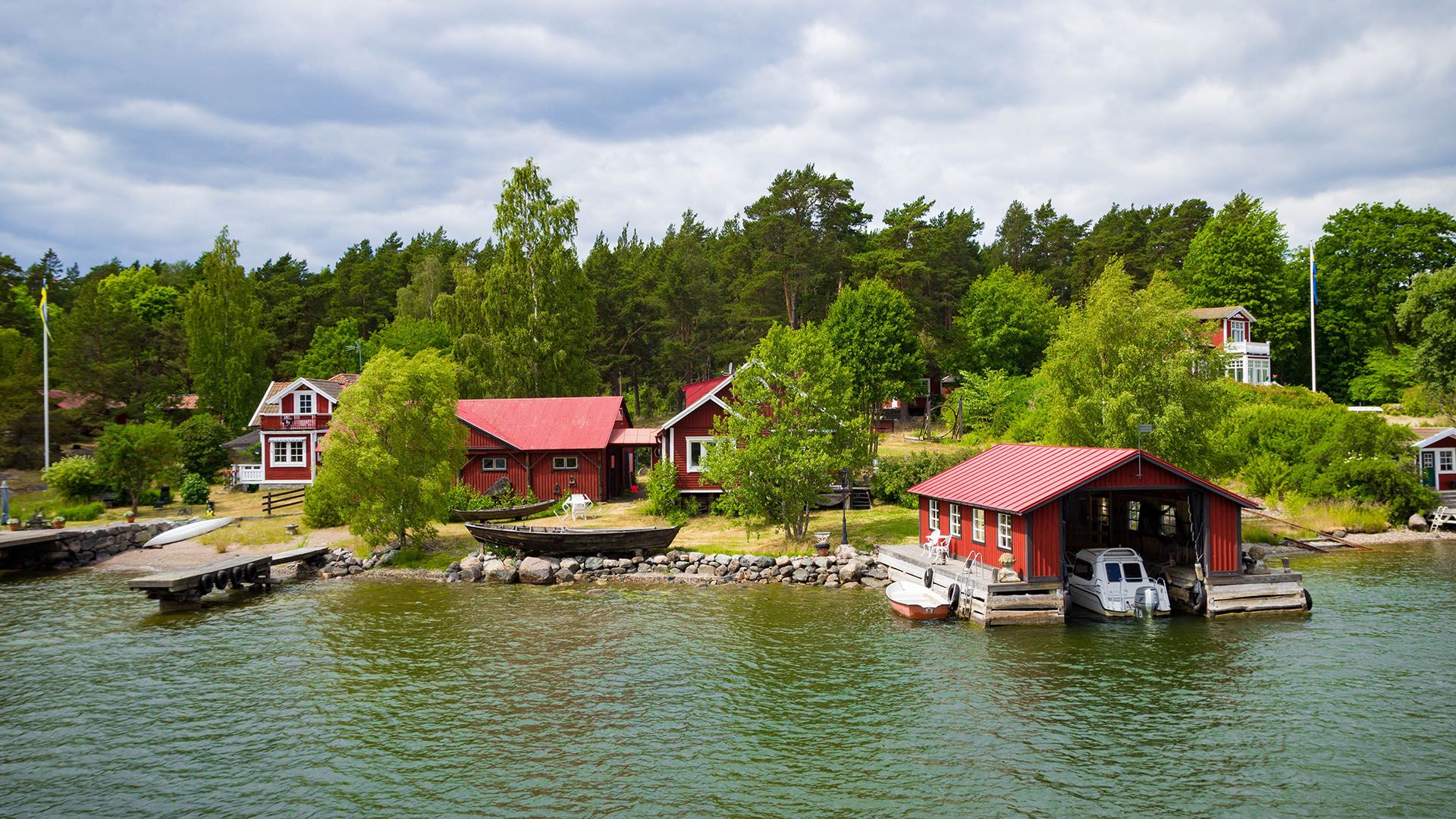 Nice Little Houses and Luxury Cottages on Stockholm's archipelago © ROUSSELLE Xavier/Shutterstock