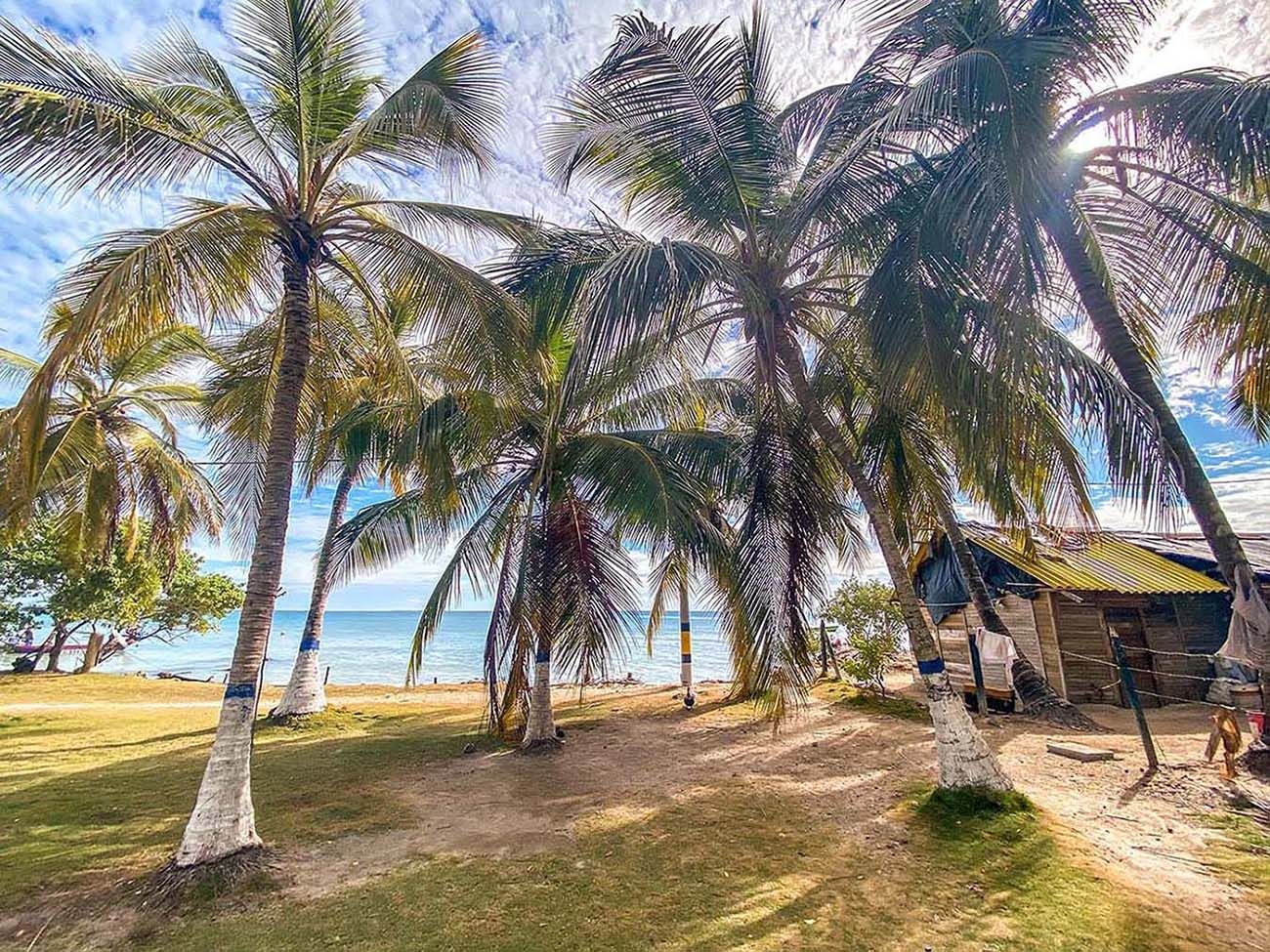 Tintinpan and isla Mucura in San Bernardo Islands, on Colombia's Caribbean Coast © Shutterstock