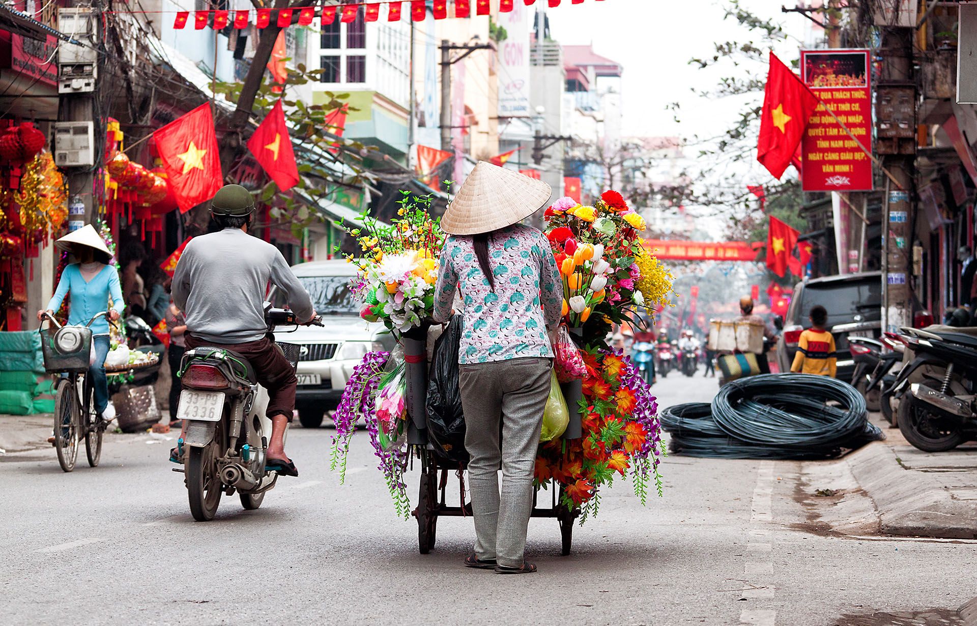 Vietnamese vendor in Hanoi, Vietnam © Shutterstock