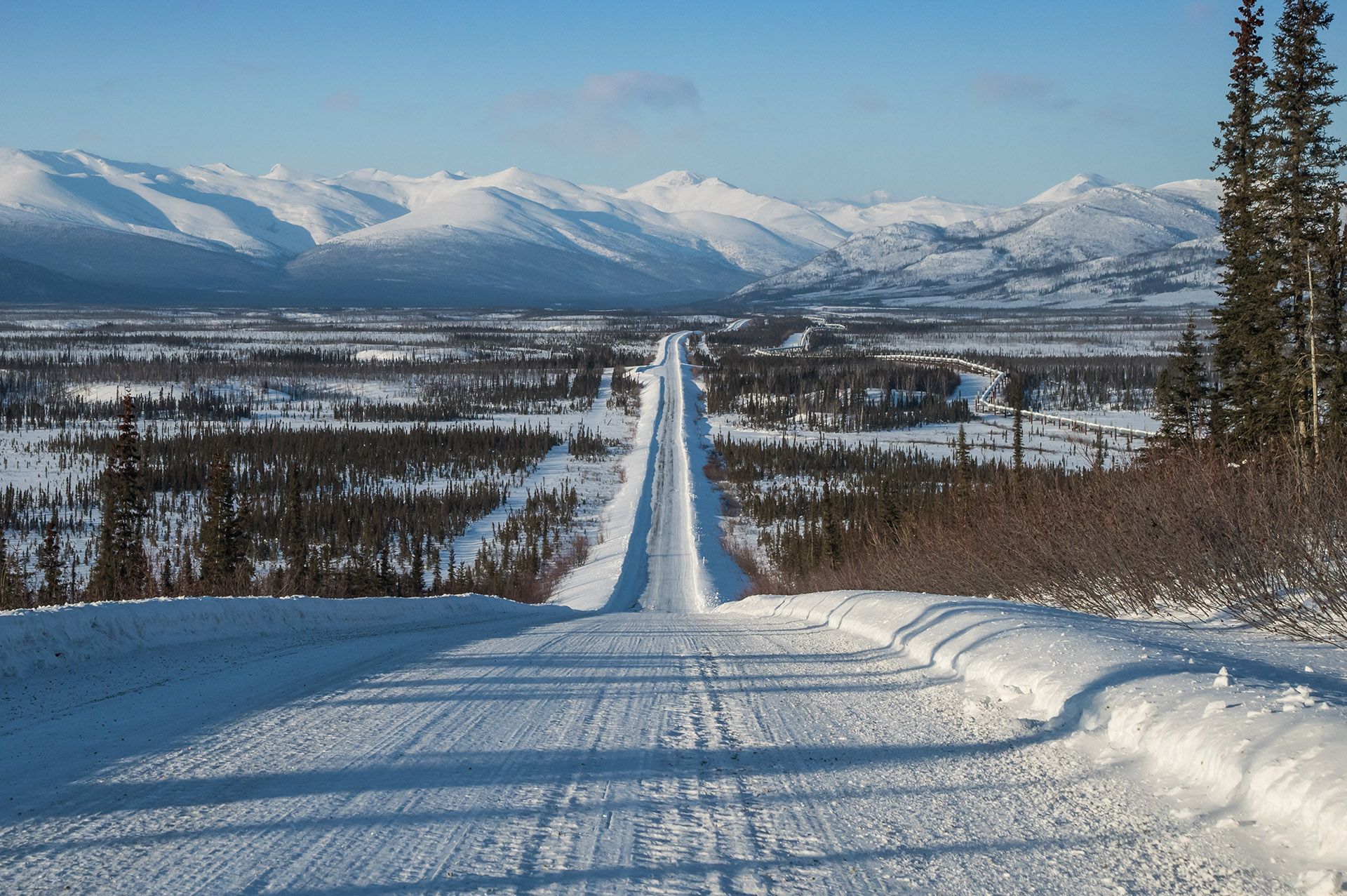 View along Dalton Highway toward brooks range in north Alaska in winter © FloridaStock/Shutterstock