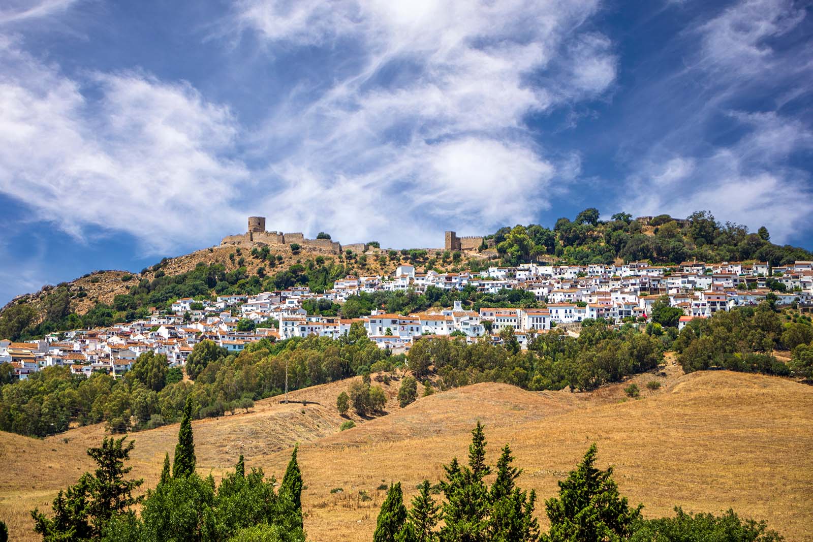 Panoramic view of the typical white village of Cádiz Jimena de la Frontera with the houses on the hill and the castle on top © Shutterstock