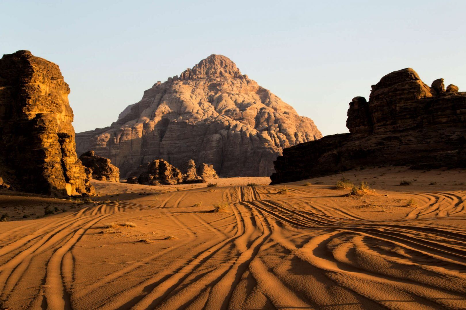 The sunny desert with rocks . Jordan. Wadi Rum © Yury_1_2_3/Shutterstock